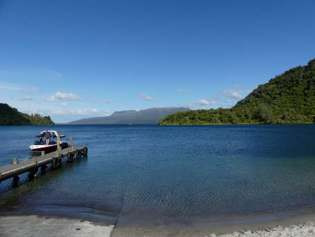 Blick ueber den Lake Tarawera zum Vulkan
