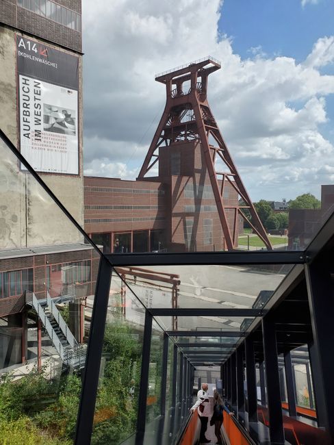 Der "Eifelturm des Ruhrgebietes". Fotografiert aus der ewig langen Rolltreppe die zum Museum führt.