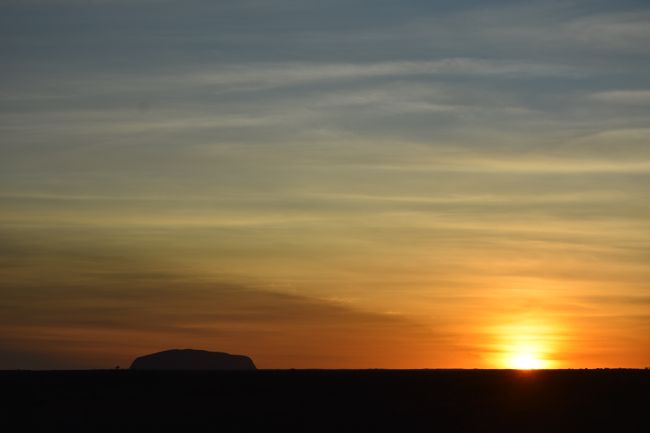 Sonnenaufgang an den Olgas mit Blick auf Ayers Rock