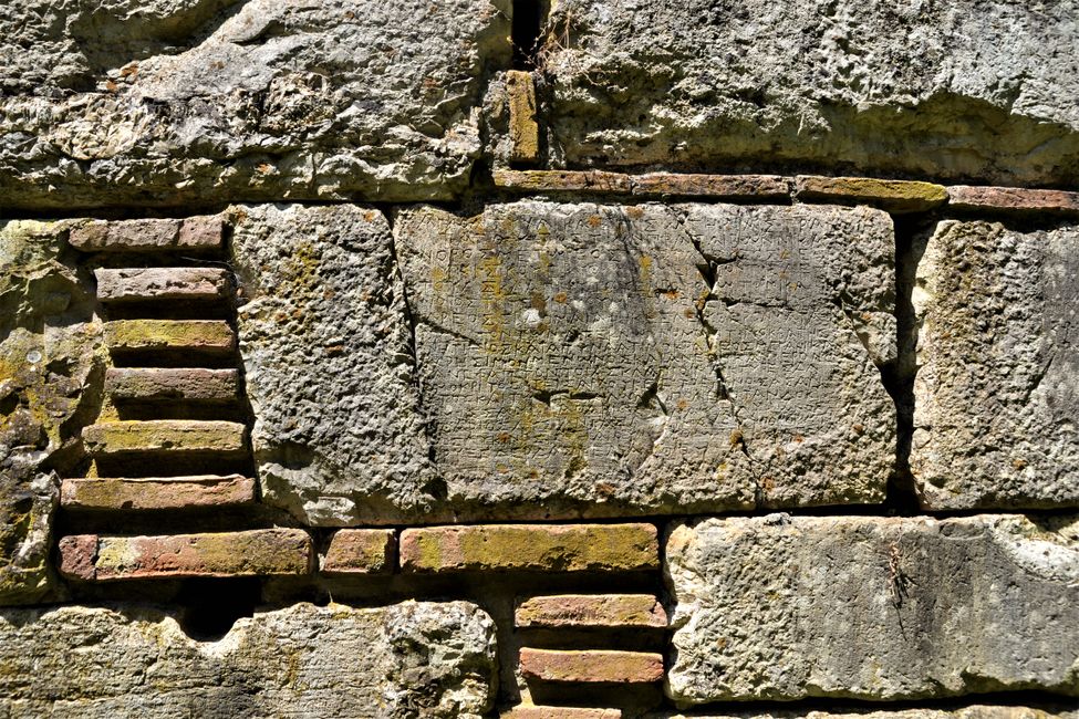 In diese Mauer wurde Texte geritzt, fast auf jedem Stein ist etwas zu lesen. Was da genau steht, wissen wir aber nicht. 