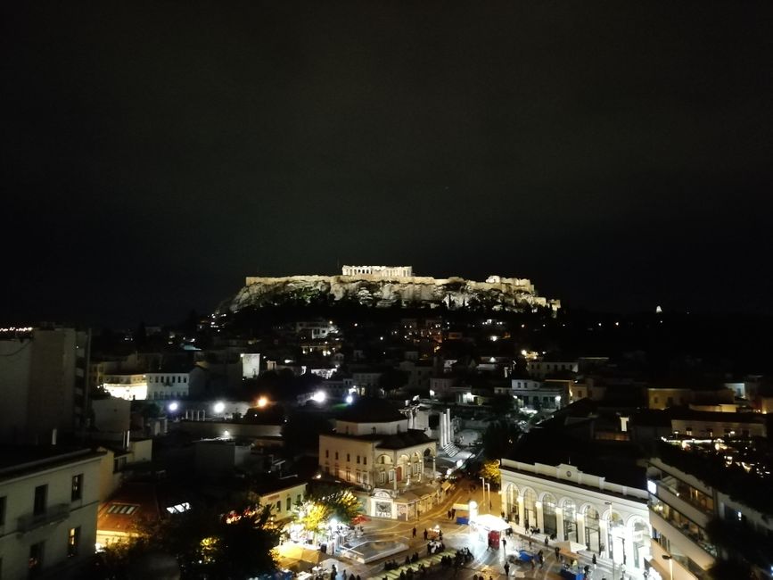 Akropolis bei Nacht, von einer der zahlreichen Rooftop-Bars in Monastiraki. Bier gibts für schlappe 6€...