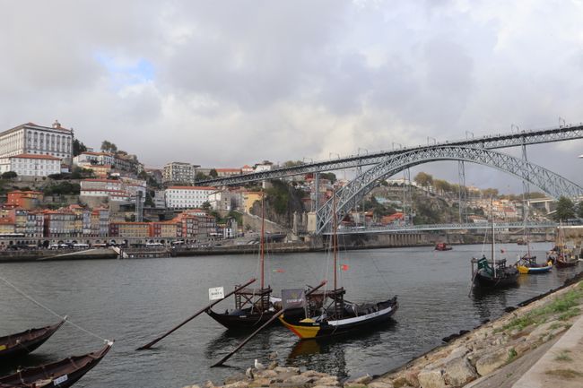 Porto: Einen Tag haben wir einen Ausflug nach Porto gemacht. Die Fahrt dauert ca 3h von Lissabon mit dem Zug nach Porto, Die Stadt gefällt mir persönlich nicht sehr gut, bis auf den Teil rund um die Brücke Ponte Dom Luis. 