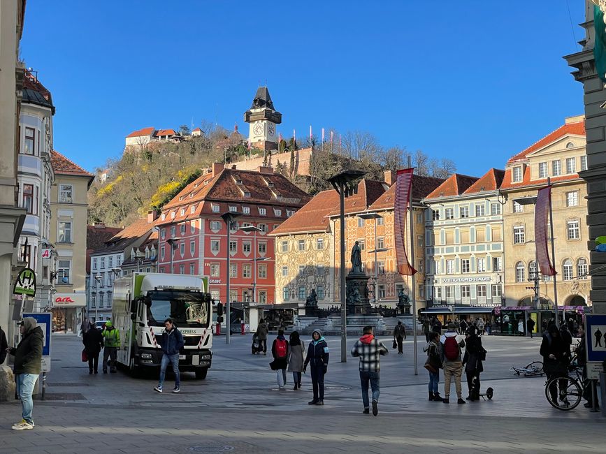 Blick vom Grazer Hauptplatz auf den Schlossberg und den Uhrturm
