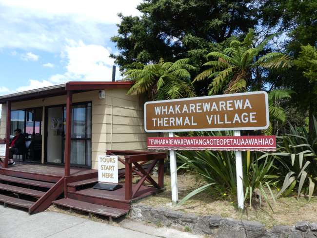 Eingangsschild des Whakarewarewa Village