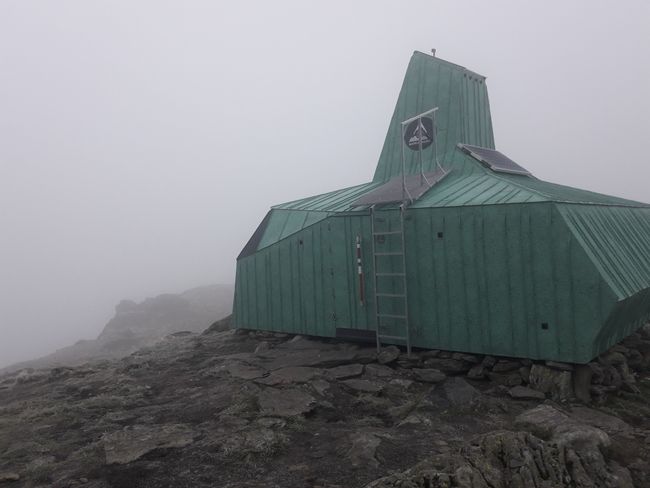 eine moderne Wetterschutzhütte