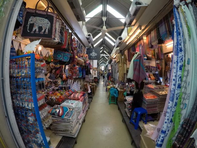 Chatuchak Markt in Bangkok! Man verirrt sich leicht. Ist dermaßen groß! Endlose Gänge mit Zeug! 