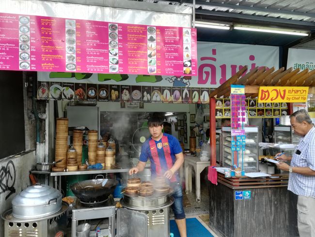 Food stalls at Charoen Krung Soi 57