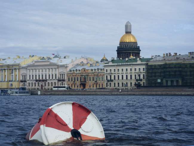 Blick von der Newa auf die Isaakskathedrale in St. Petersburg