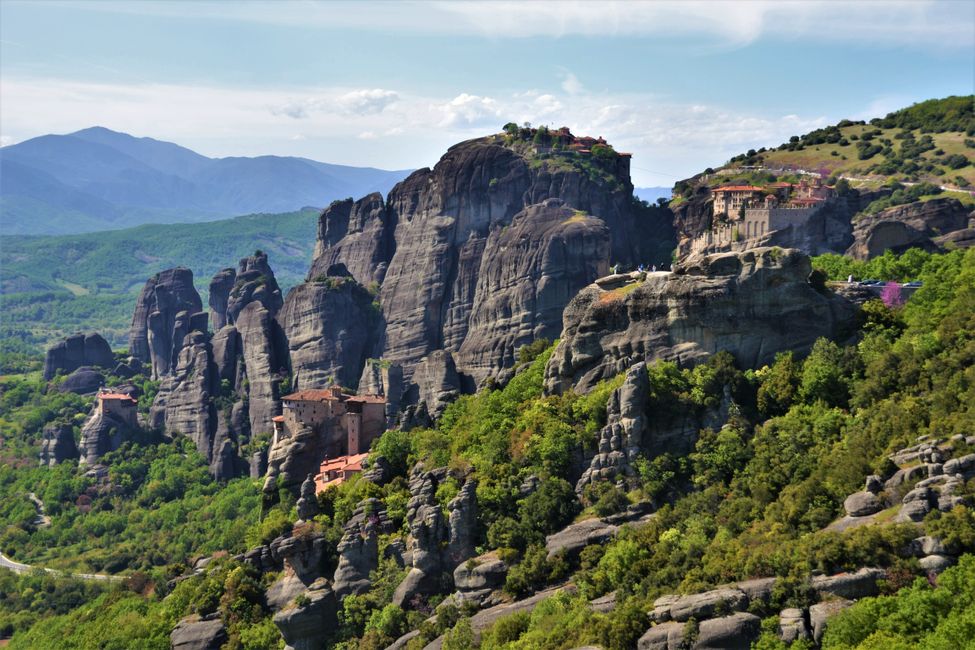 Vier Klöster auf einen Blick, von links nach rechts: Kloster Agios Nikólaos, Kloster Rousánou, Kloster Megálo Metéoro, Kloster Varláam