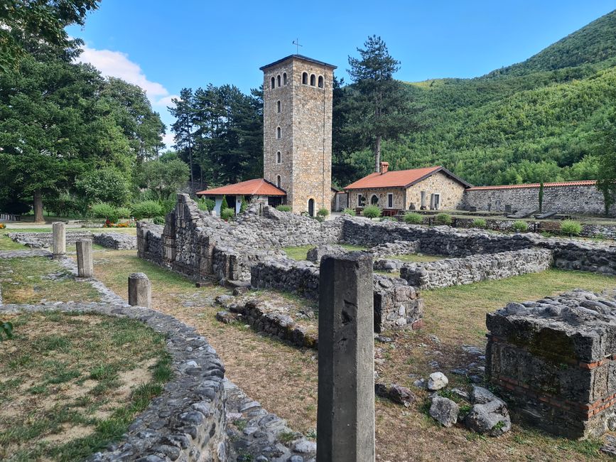 Das Kloster Peć wird von vielen gelangweilt Polizisten bewacht. Die KFOR Soldaten sind hier scheinbar abgezogen. Aber viel konnte man im Kloster auch auch nicht machen..