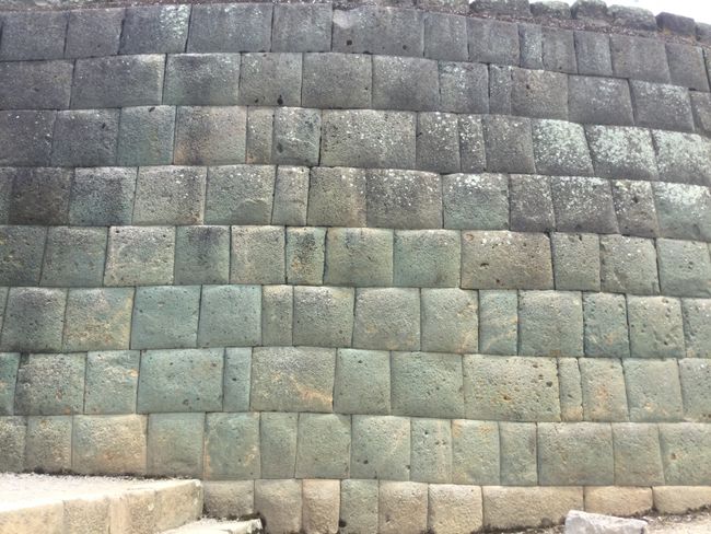 Trockenmauerbau für Fortgeschrittene. Arbeitsmaterial: vom Kupferwerkzeug verfärbter Stein vulkanischen Ursprungs :)