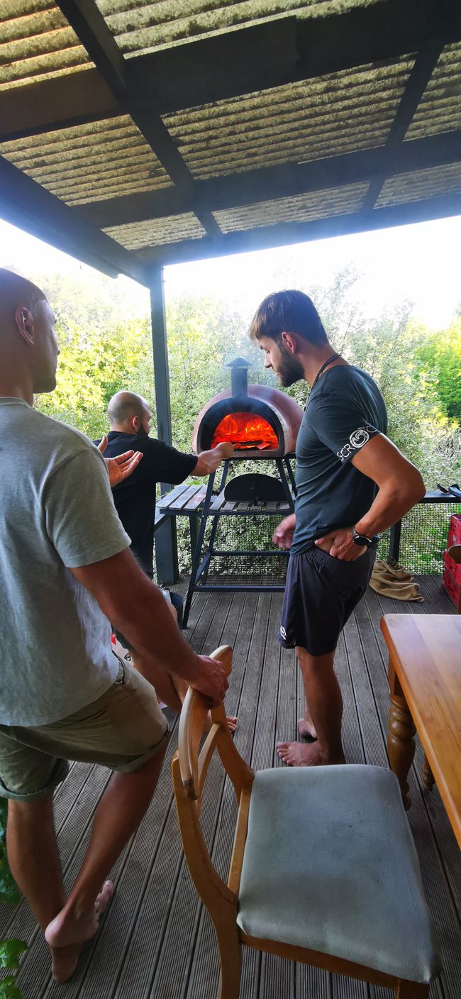 Tim, Federico und Manfred beim Pizza machen