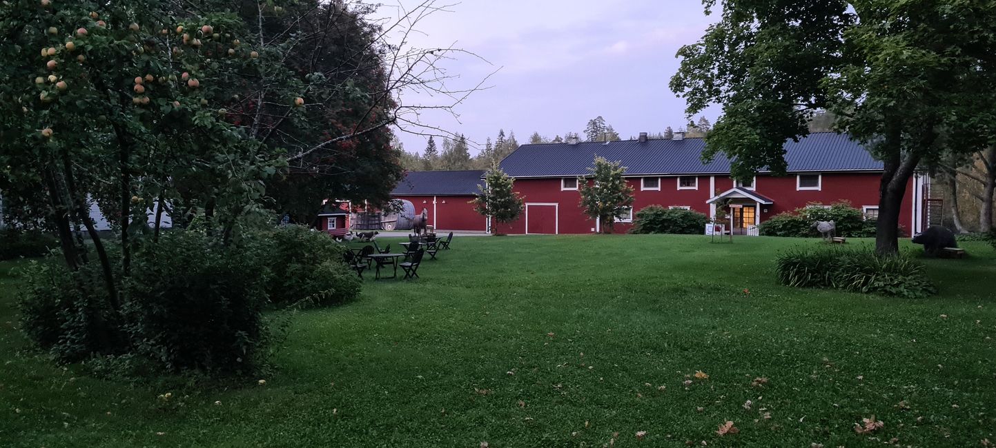 Der Klostergarten mit rotem Gästehaus