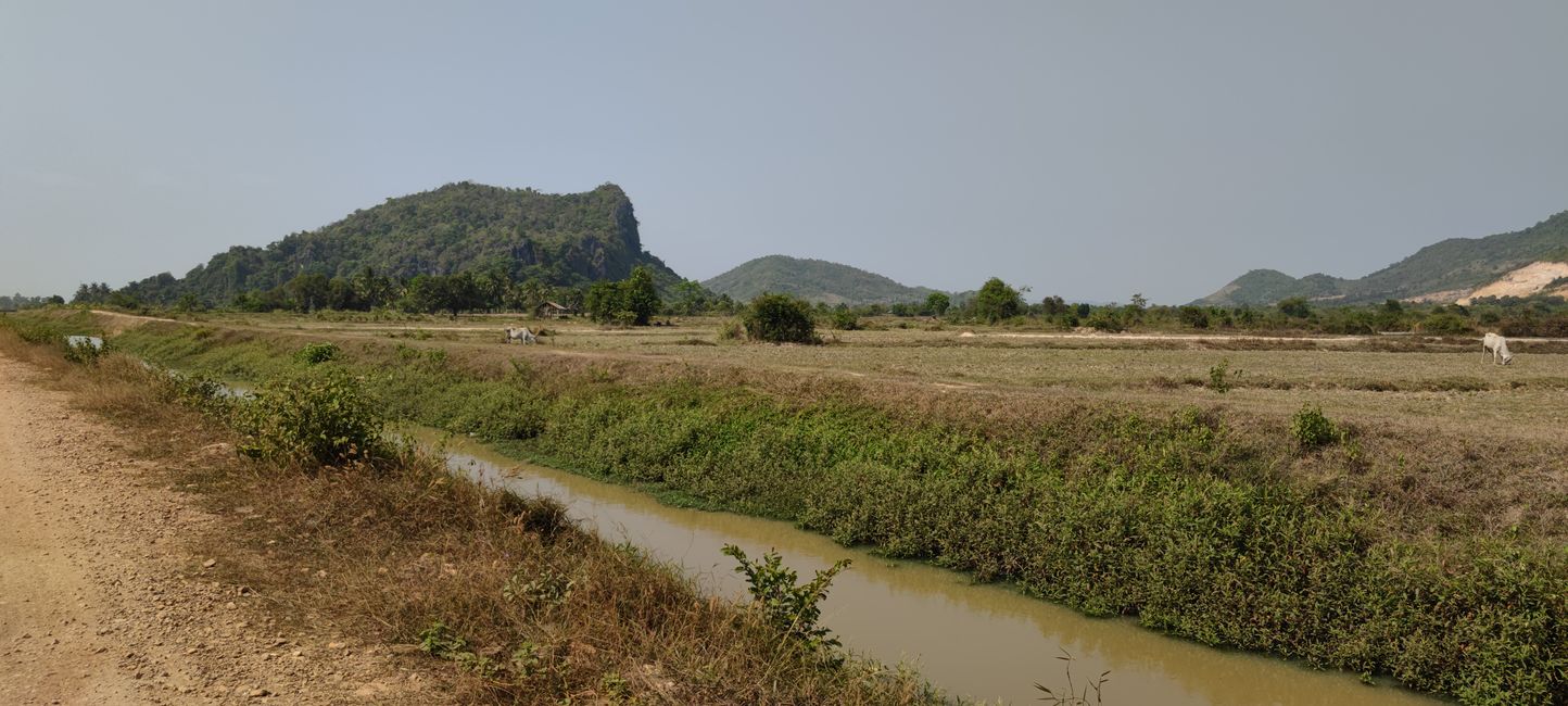 Beautiful here with these mountains in Kampot