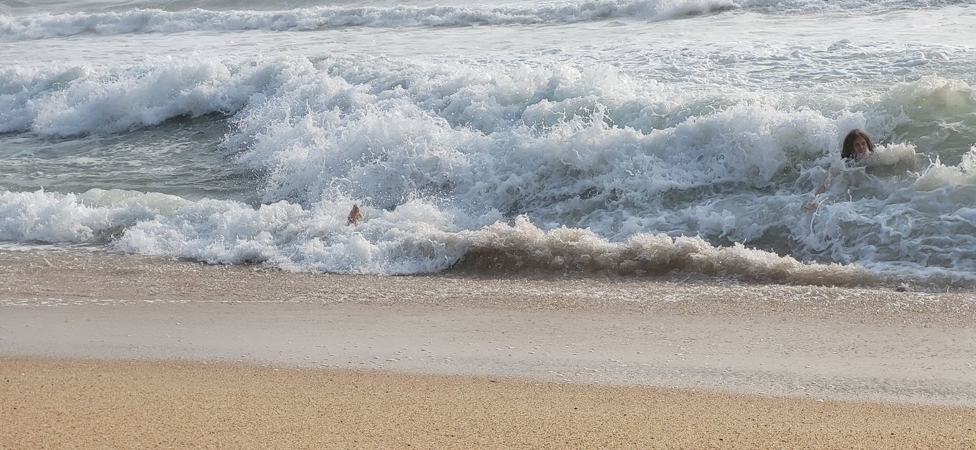 Wakacje na plaży w Nazaré czy Mamie wcale nie polegają na pływaniu