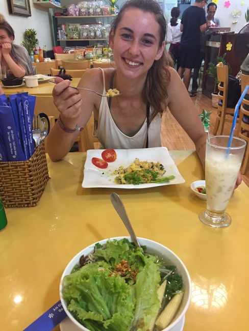 Lotussamen mit Reis und Suppe (erstes Essen in Vietnam) 