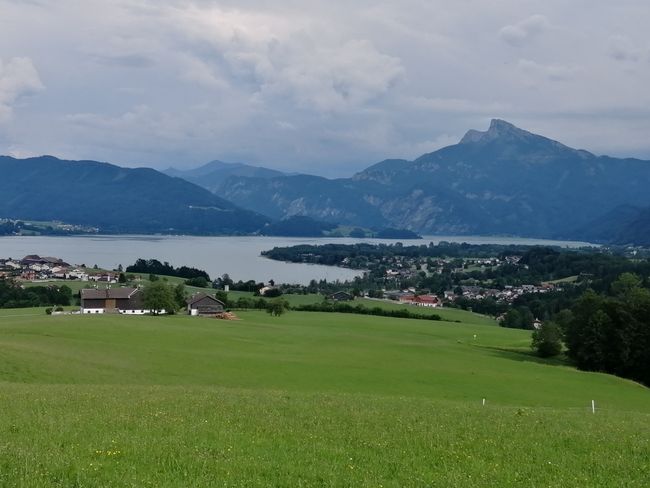 20.06.19 I'm going to Mondsee. Through a motorhome forum, I met Peter and he followed my journey and really wanted to meet me. So I'm going there and staying for 3 days. We hit it off right away and he showed me his chosen home. We rode his e-bikes, took an extensive scooter tour to the surrounding lakes, and had a great evening at the Heuriger. I stood on a stand-up paddleboard for the first time and had a lot of fun.