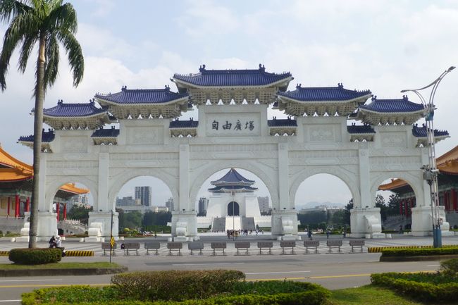 Der Liberty Arc und im Hintergrund die National Chiang Kai-shek Memorial Hall.
