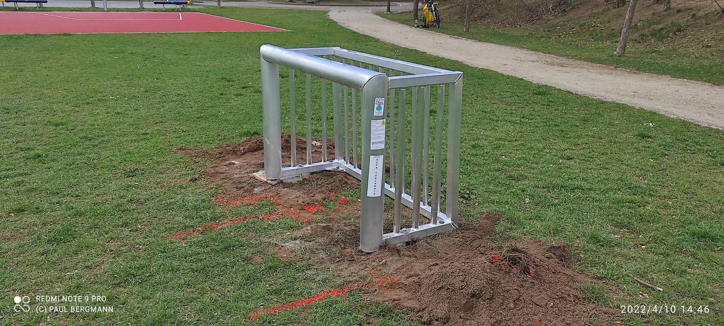 The two soccer field goals in Haidring are installed!