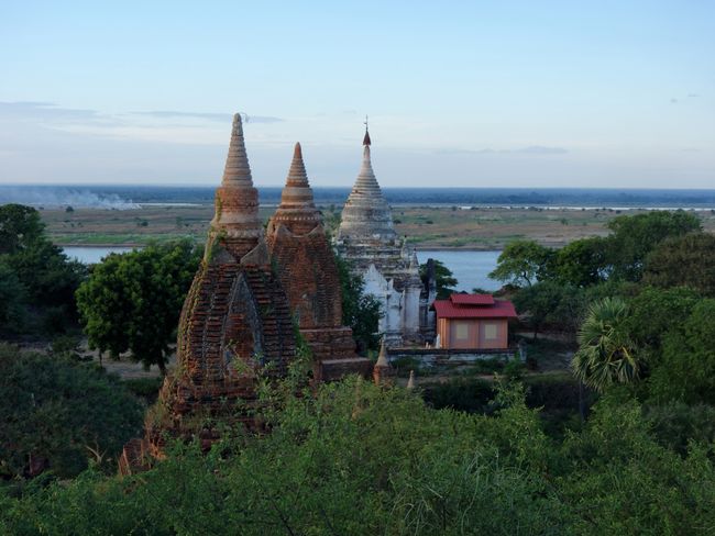 Blick vom Dach des Thetkyamuni-Tempels