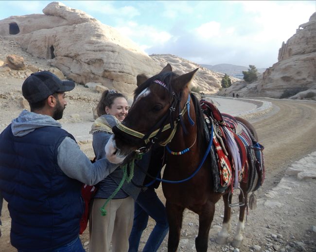 Die Mädels, voller Aufregung, als Ibrahim mit Nicoles Pferd ankommt
