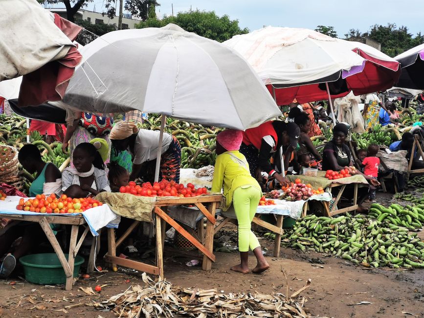 Tag 10, 29. April 2021: Besuch des Mawa Marktes in Kasese