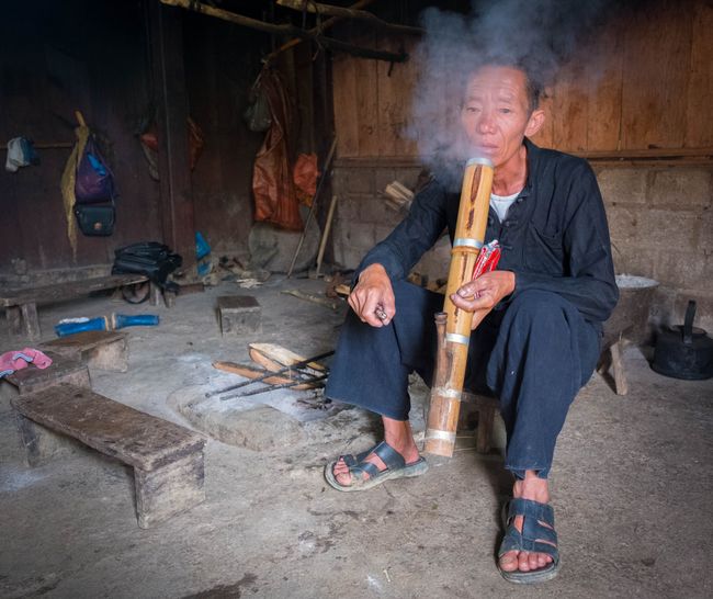 Das Rauchen von Tabak in aus Bambus gefertigten Wasserpfeifen ist allgegenwärtig. Obwohl häufig Hanf angebaut wird, da viele Ethnien ihre Kleidung aus der Naturfaser der Pflanze fertigen, ist das Rauchen von Mariuhana nicht üblich. Angeblich, weil die Frauen den Männern noch nichts von der berauschenden Wirkung erzählt haben - so erklärt uns das Sam.