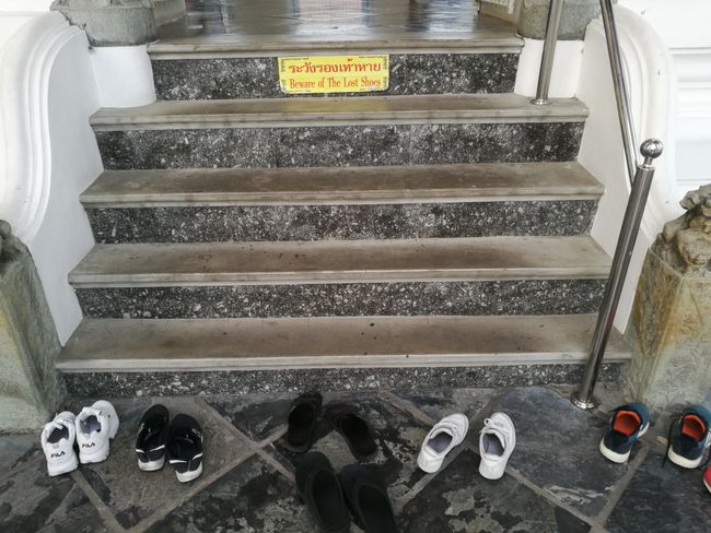 Vor dem Betreten des Tempels bitte die Schuhe ausziehen!