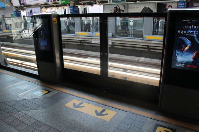 Einstiegesystem beim Skytrain: rechts und links warten, damit in der Mitte ausgestiegen werden kann